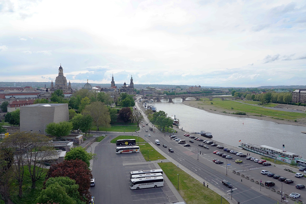Das Hotel überzeugt vor allem durch seine Lage direkt an der Elbe - im Bild der Blick aus dem Zimmerfenster, Foto: Andreas Rosar
