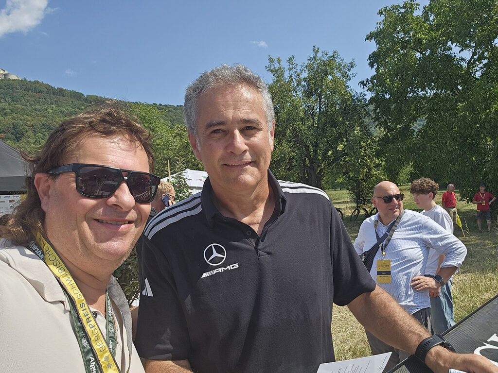 Recht im Bild Karl Wendlinger Rennfahrer und AMG Botschafter, links von ihm Fotoagentur Stuttgart Reporter Andreas Rosar