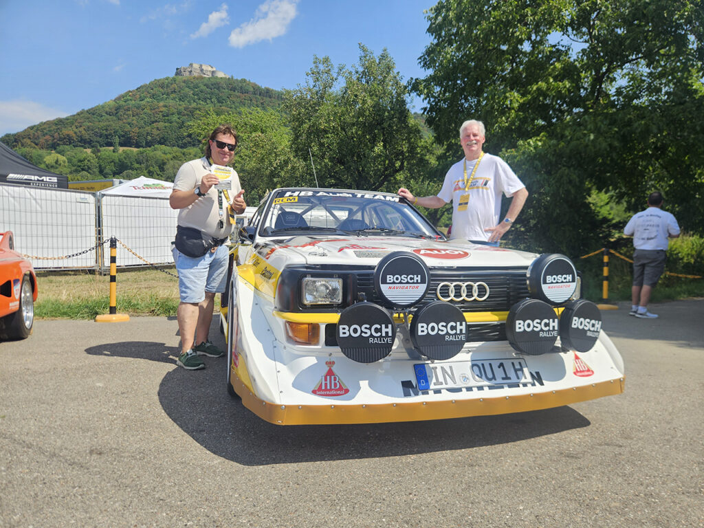 Mit dem Audi S1 Rennfahrer und Ex-Porsche Testfahrer Dieter Röscheisen fuhr viele Autos. Links mit im Bild Fotoagentur Stuttgart Reporter Andreas Rosar