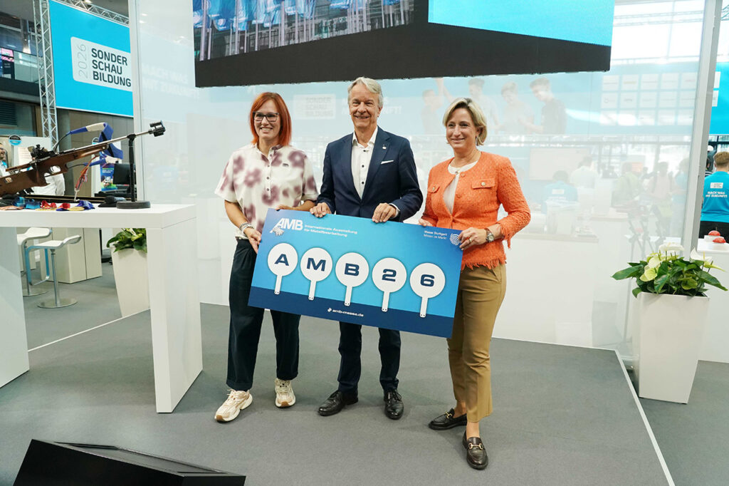 Die AMB 2026 ist offiziell eröffnet. Von links nach rechts im Bild: Kati Wilhelm, Roland Bleinroth und Dr. Nicole Hoffmeister-Kraut. Foto: Andreas Rosar