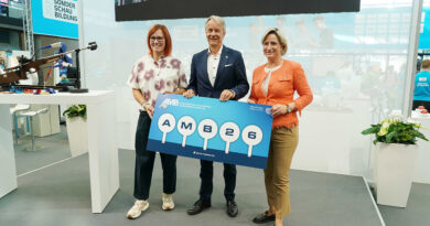 Die AMB 2026 ist offiziell eröffnet. Von links nach rechts im Bild: Kati Wilhelm, Roland Bleinroth und Dr. Nicole Hoffmeister-Kraut. Foto: Andreas Rosar