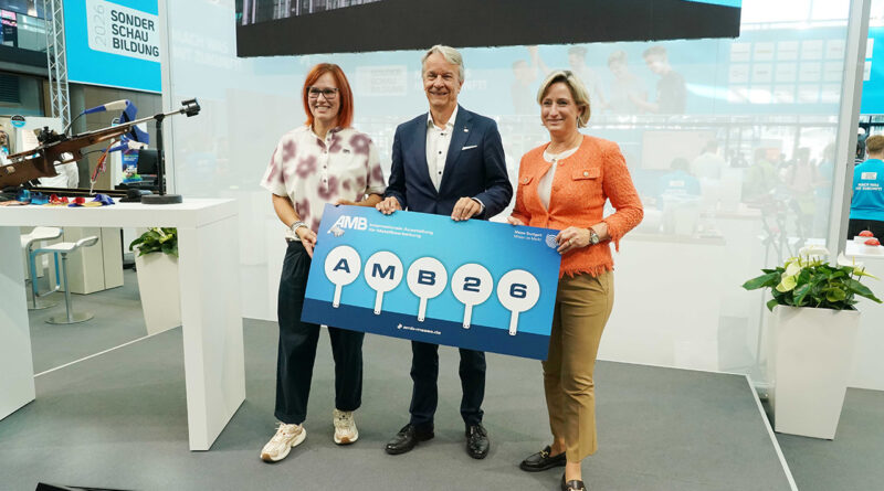 Die AMB 2026 ist offiziell eröffnet. Von links nach rechts im Bild: Kati Wilhelm, Roland Bleinroth und Dr. Nicole Hoffmeister-Kraut. Foto: Andreas Rosar