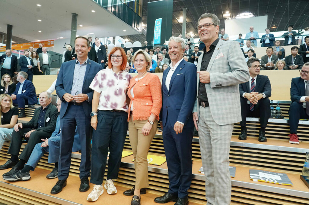 Die AMB 2026 ist eröffnet, im Foto mit dabei die dreimalige Olympiasiergerin und fünfmalige Weltmeisterin im Biathlon Kati Wilhelm. Messe Chef Roland Bleinroth und Stefan Lohnert zusammen mit Ministerin Hoffmeister Kraut. Foto Andreas Rosar Fotoagentur-Stuttgart, 15.09.2026