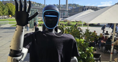 RegioTV Beitrag Tanzender Roboter auf dem Schlossplatz - der Kurzauftritt sorgt für staunende Blicke. Kamera: Andreas Rosar Fotoagentur Stuttgart